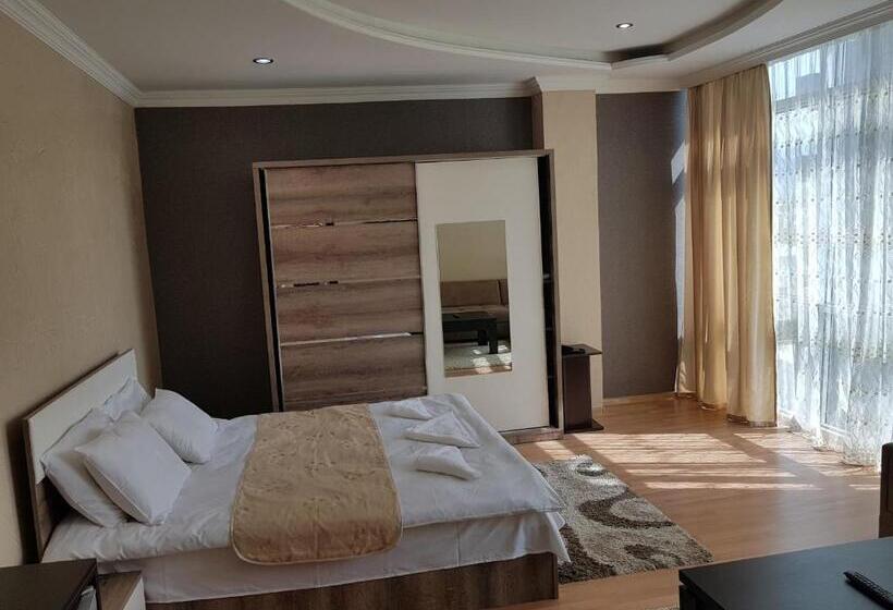 سوئیت با بالکن, Royal Palace