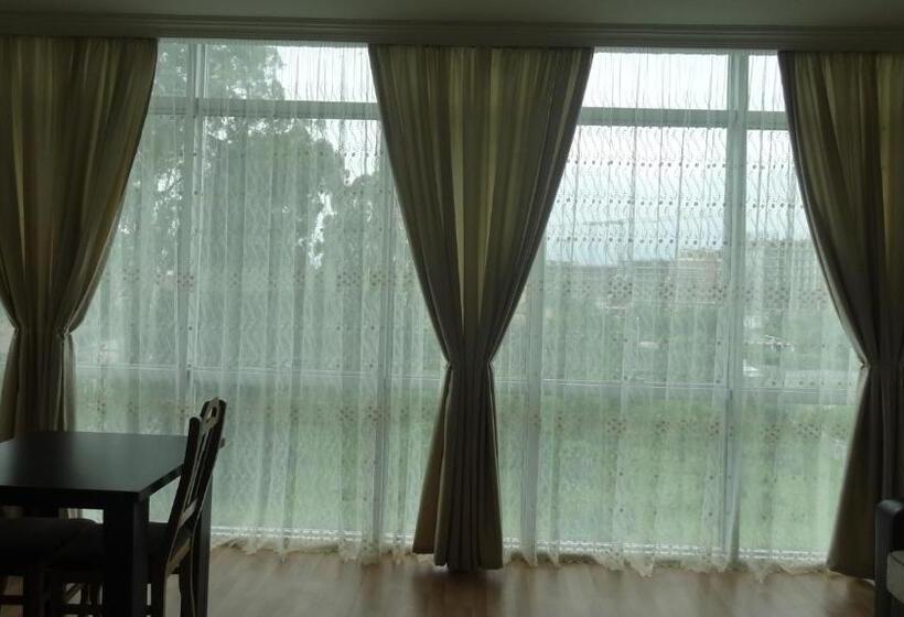 سوئیت با بالکن, Royal Palace