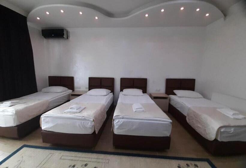 اتاق استاندارد چهار تخته, Royal Palace