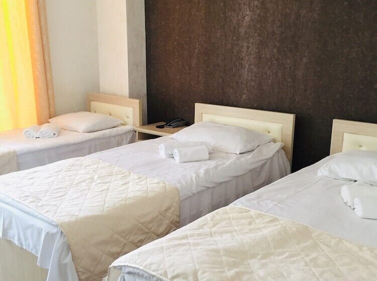 اتاق استاندارد سه نفره, Royal Palace