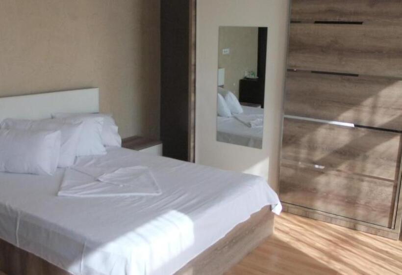 سوئیت با بالکن, Royal Palace