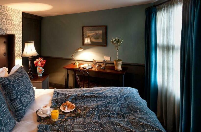 غرفة قياسية, The Crown And Thistle