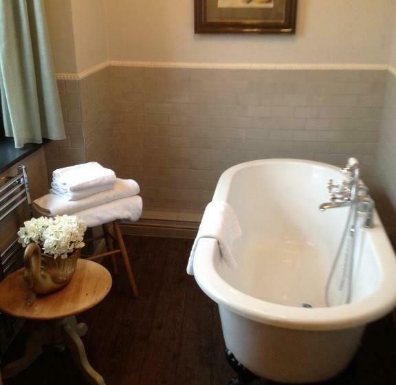 غرفة قياسية, The Crown And Thistle