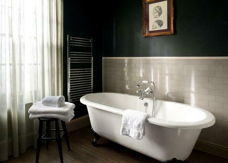 غرفة تنفيذية, The Crown And Thistle