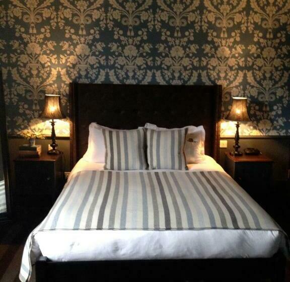 غرفة قياسية, The Crown And Thistle