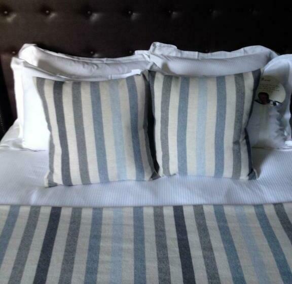 غرفة قياسية, The Crown And Thistle