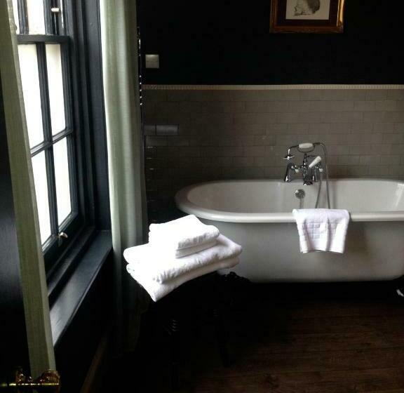 غرفة تنفيذية, The Crown And Thistle