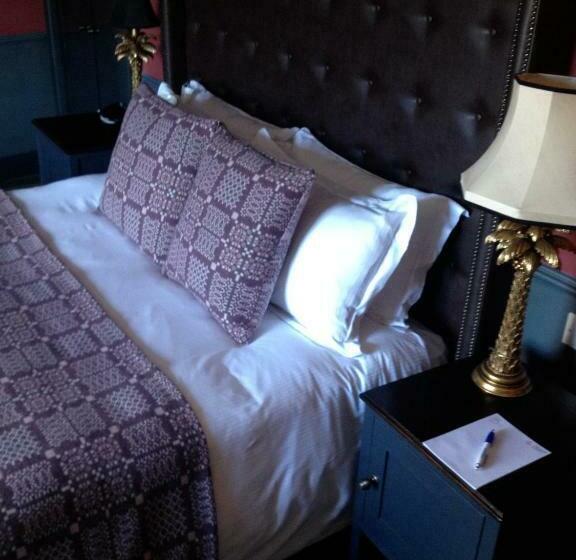 غرفة تنفيذية, The Crown And Thistle