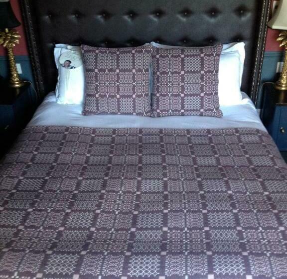 غرفة تنفيذية, The Crown And Thistle