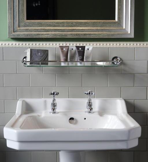 غرفة قياسية, The Crown And Thistle