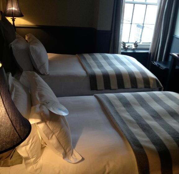 غرفة قياسية, The Crown And Thistle