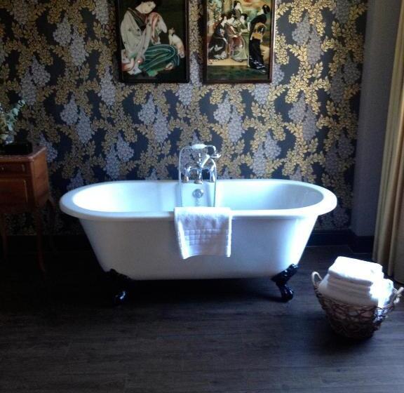 جناح, The Crown And Thistle