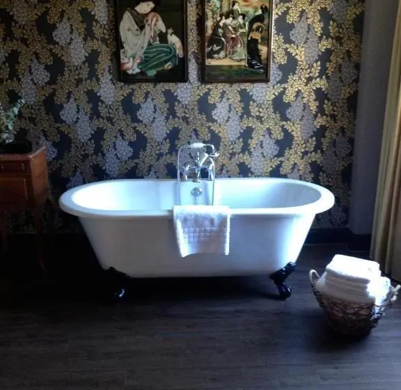 Sviitti, The Crown And Thistle