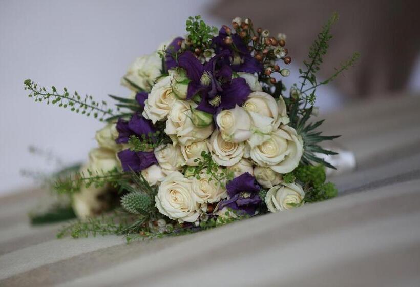 جناح, The Crown And Thistle