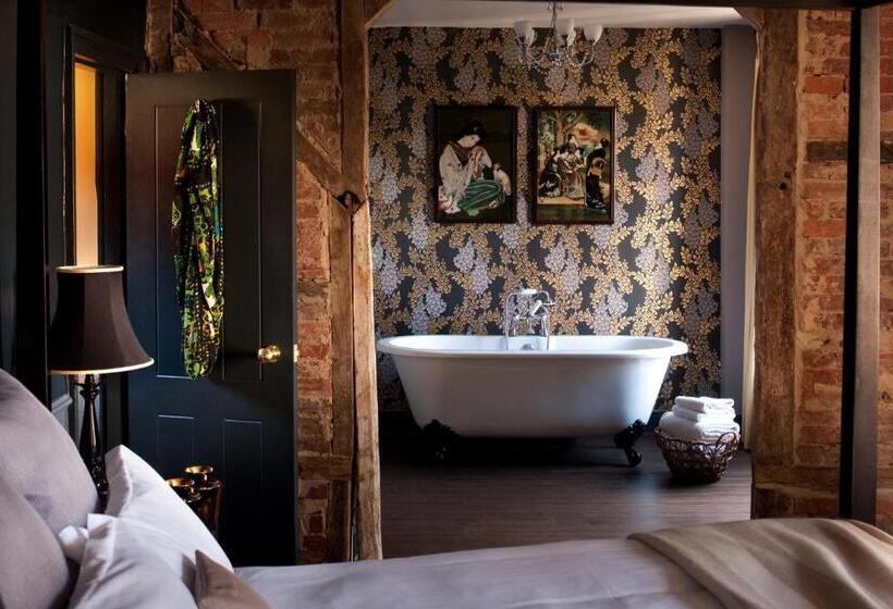 جناح, The Crown And Thistle