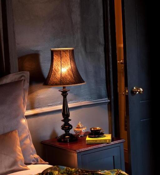 جناح, The Crown And Thistle