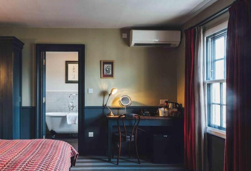 غرفة عائلية, The Crown And Thistle