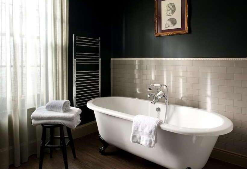 غرفة قياسية, The Crown And Thistle