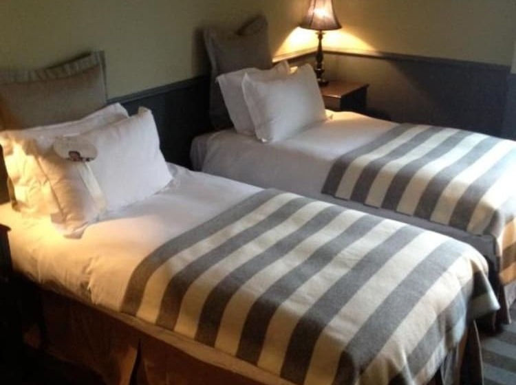 غرفة سوبيريور, The Crown And Thistle