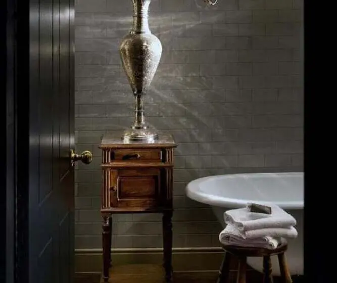 Perhehuone, The Crown And Thistle