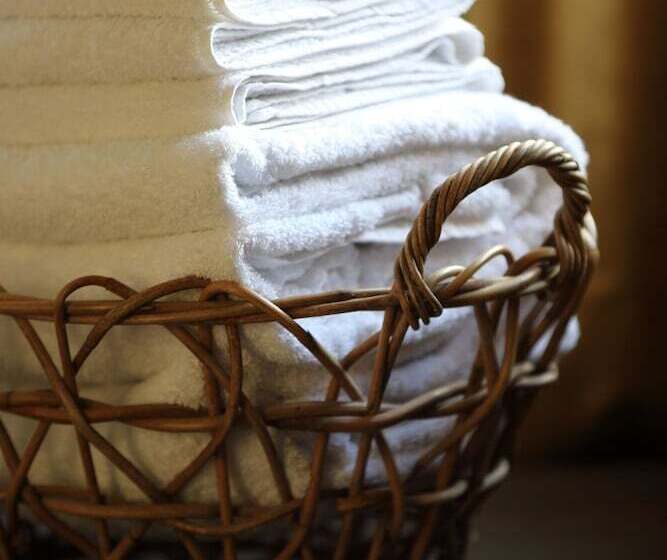 غرفة عائلية, The Crown And Thistle