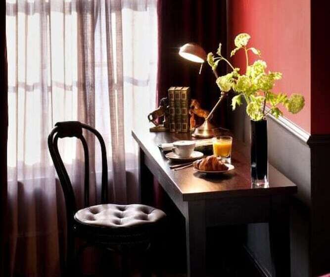 غرفة تنفيذية, The Crown And Thistle