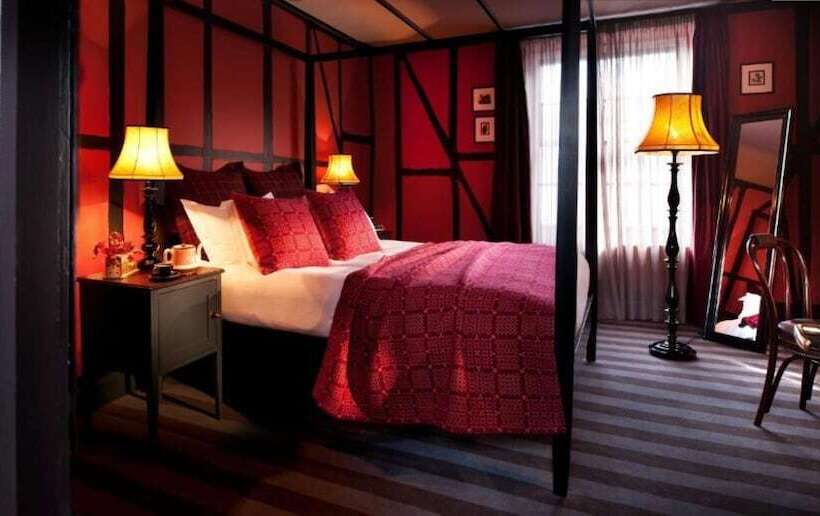 غرفة سوبيريور, The Crown And Thistle