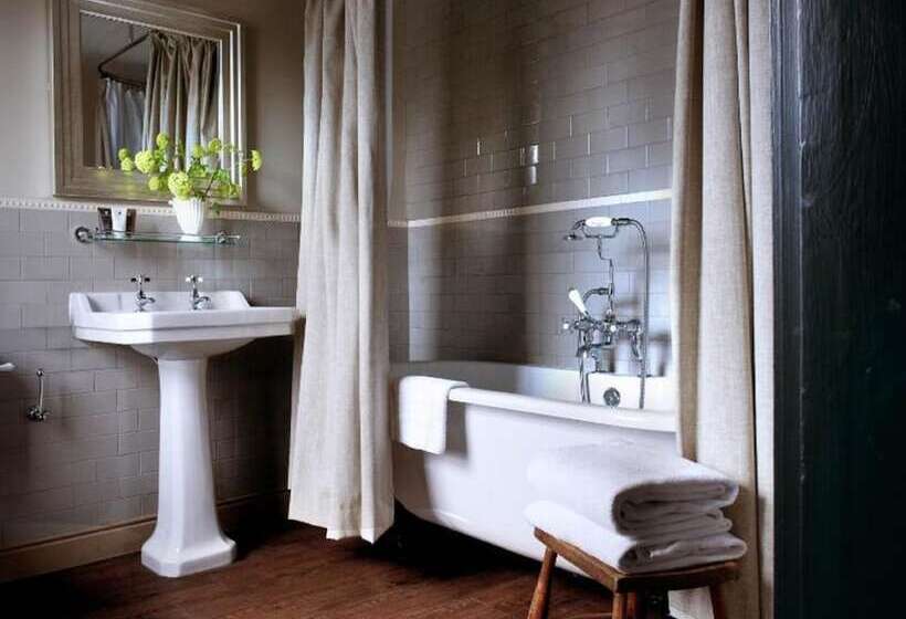 غرفة عائلية, The Crown And Thistle