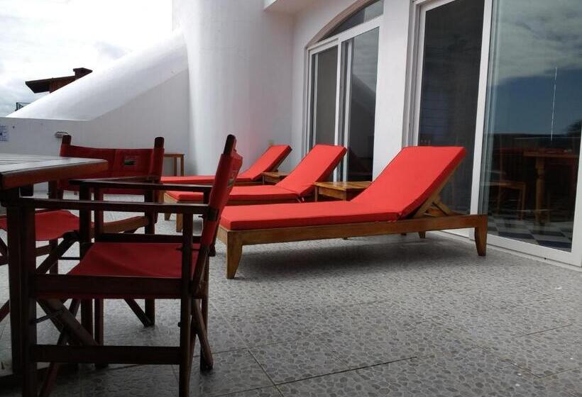 جناح جونيور عائلى, Drake Inn