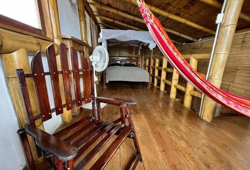 اتاق خانوادگی با چشمانداز دریا, Hostal Monte Libano