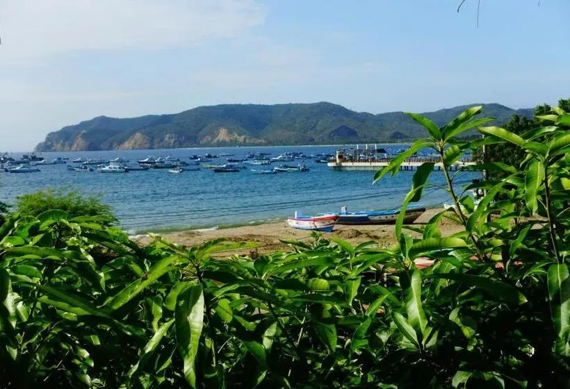 اتاق خانوادگی با چشمانداز دریا, Hostal Monte Libano