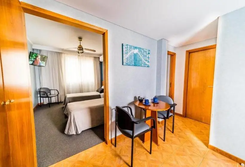 Superior Neljän Hengen Huone, Gran Hotel Verona