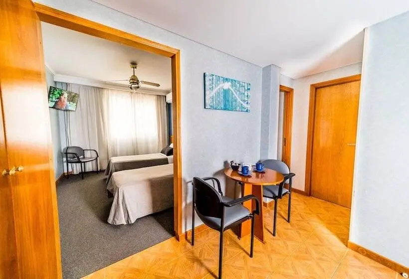 Superior Neljän Hengen Huone, Gran Hotel Verona
