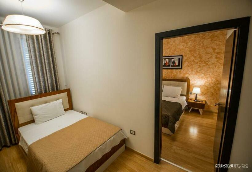 标准三人间, Flamingo