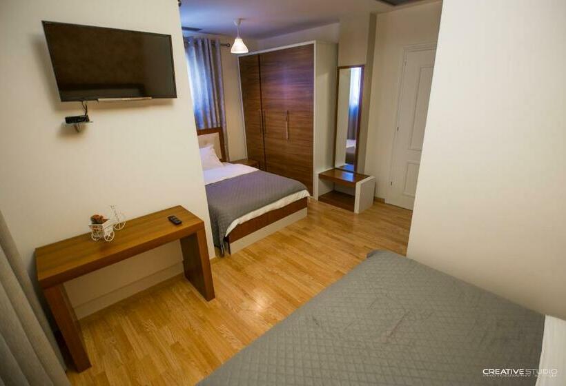 标准三人间, Flamingo