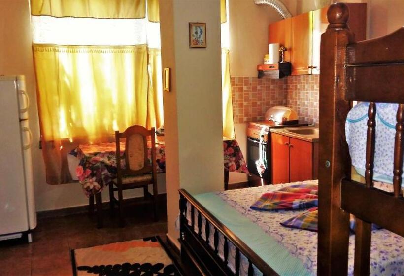 家庭间, Pemaj Hostel