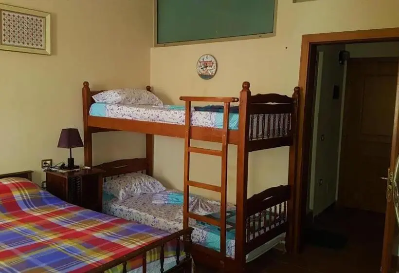 اتاق استاندارد با چشم‌انداز باغ, Pemaj Hostel