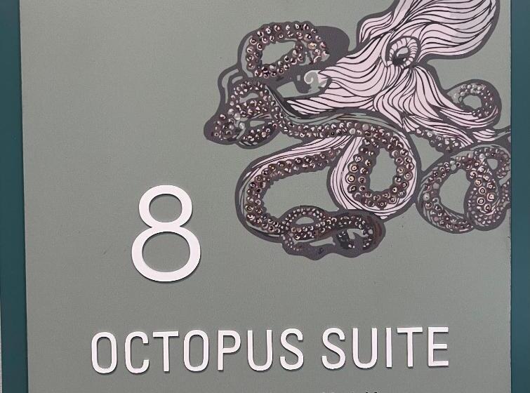 جناح جونيور مزوَّد بتراس, Harborwalk Inn