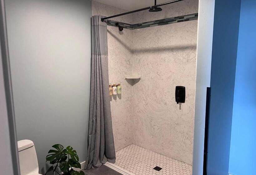 جناح سرير كينج, Harborwalk Inn