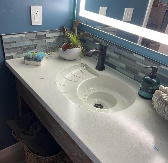 جناح جونيور مزوَّد بتراس, Harborwalk Inn