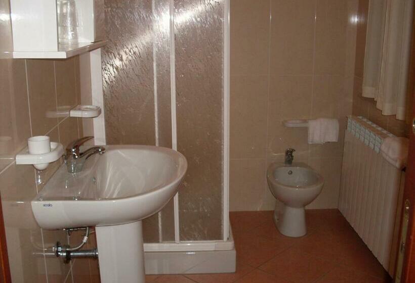 标准三人间, Albergo Quattro Pini