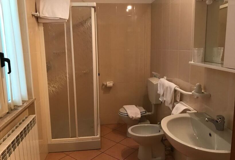 标准三人间, Albergo Quattro Pini