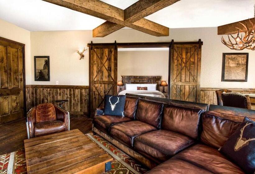 جناح جونيور داخلى, Big Cypress Lodge