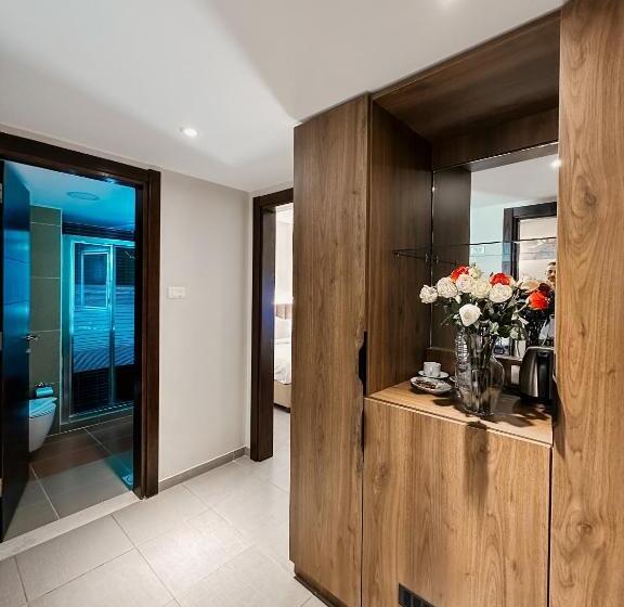 اتاق لوکس با تخت بزرگ, Celino