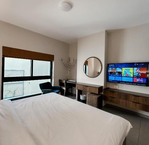 اتاق لوکس با تخت بزرگ, Celino