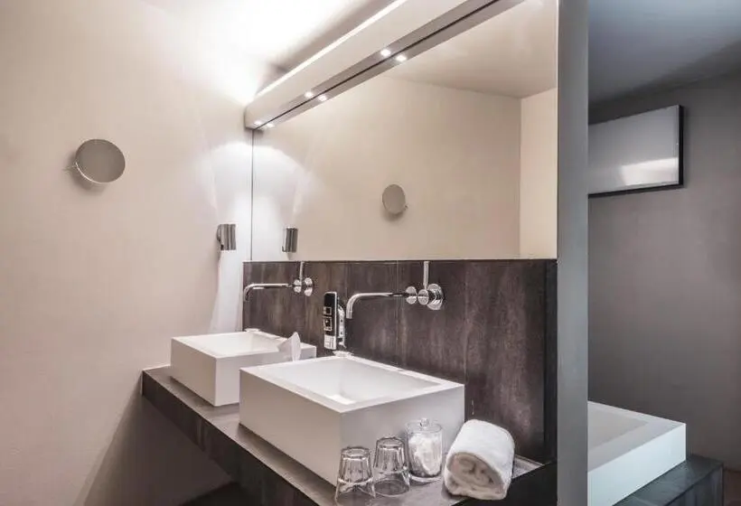 Superior Yhden Hengen Huone, Feldmilla Design