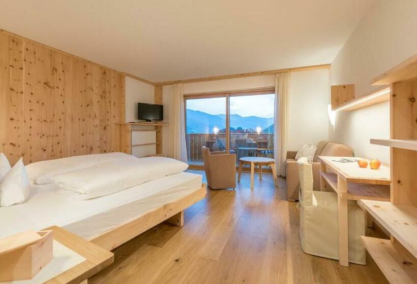 اتاق خانوادگی, Jonathan