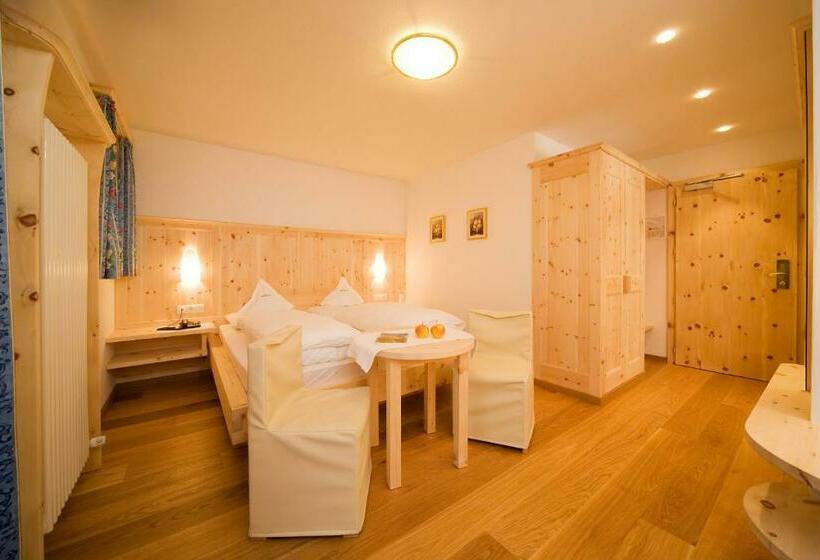 اتاق استاندارد با چشمانداز کوهستان, Jonathan