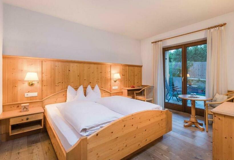 اتاق استاندارد با بالکن, Jonathan