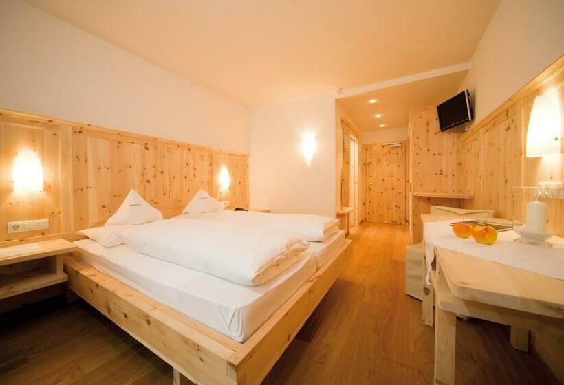 اتاق استاندارد با چشمانداز کوهستان, Jonathan